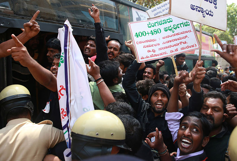 ಬೆಂಗಳೂರು: ರೈಲ್ವೆ ಇಲಾಖೆ ಹುದ್ದೆಗಳ ಭರ್ತಿಗೆ ಆಗ್ರಹಸಿ ಬಿಜೆಪಿ ಕಚೇರಿ ಮುಂದೆ ಪ್ರತಿಭಟನೆ